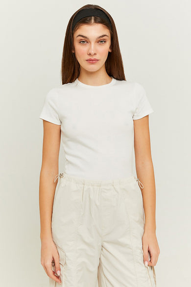 T-shirt blanc de TALLY WEIJL, avec des manches courtes et un col rond simple.
