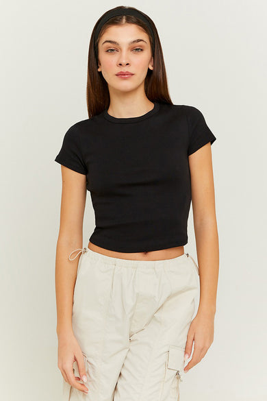 T-shirt noir de TALLY WEIJL, porté avec un pantalon cargo beige et une bandeau noire.