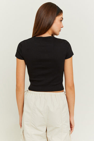 T-shirt noir de TALLY WEIJL, dos, avec des manches courtes et associé à des shorts cargo beige.