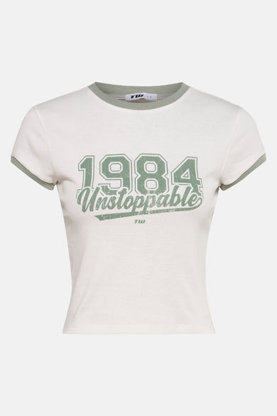 T-shirt écru à manches courtes de TALLY WEIJL, avec des accents verts au col et aux manches et une impression "1984 Unstoppable".