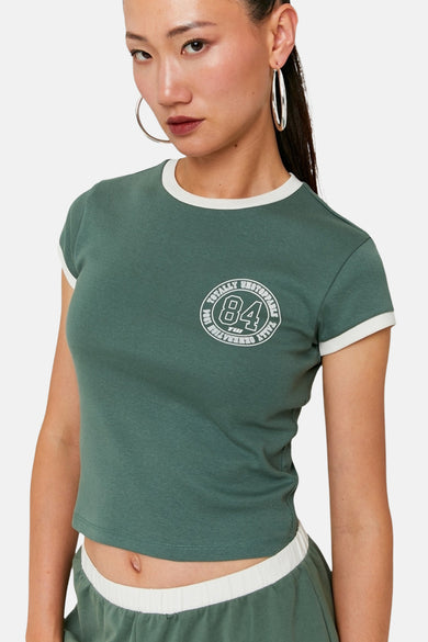 T-shirt vert de mantestestestes cour T T T T T T T, avec r ronde et des manches bordées en blanc, et un logo sur la poitrine.
