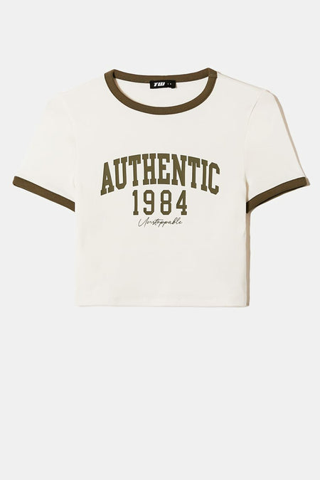 T-shirt blanc à manches courtes de TALLY WEIJL, avec bordure olive et texte "Authentic 1984 Unstoppable".