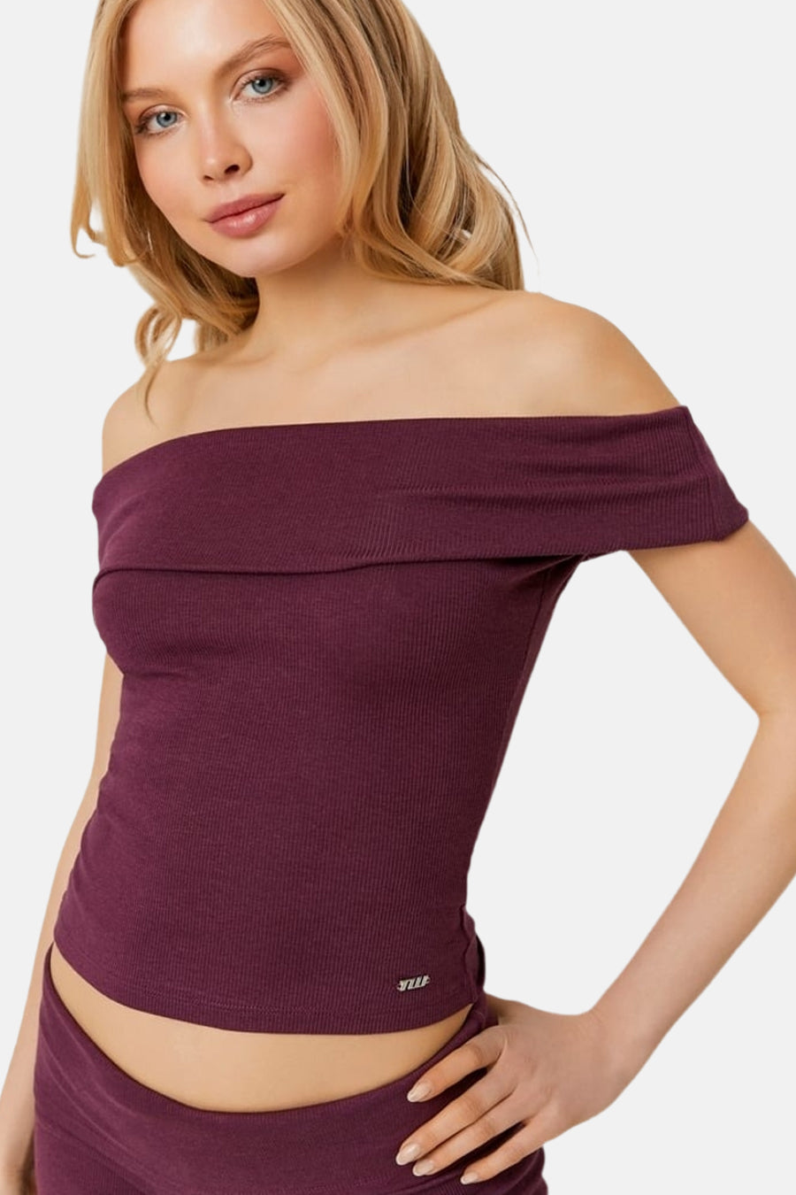T-shirt côtelé violet de TALLY WEIJL avec encolure épaules dénudées, porté par un mannequin.