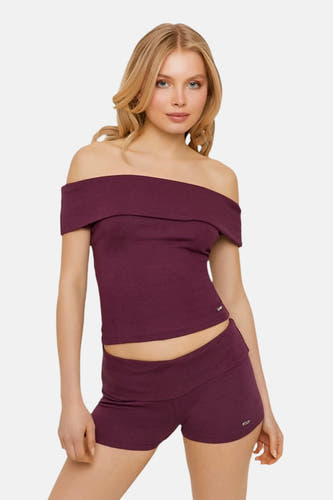 T-shirt court violet à épaules dénudées de TALLY WEIJL, porté par un mannequin avec un short assorti.
