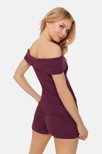 T-shirt violet à manches courtes de TALLY WEIJL, épaules dénudées, porté avec un short assorti en vue de côté.