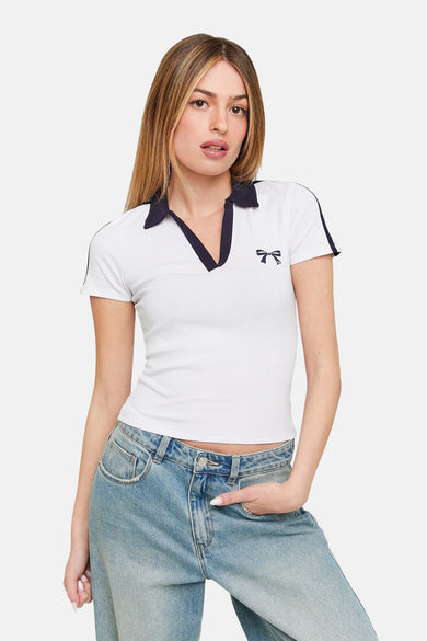 T-shirt blanc à manches courtes de TALLY WEIJL, doté d'une encolure bleu marine et d'un détail rayé.