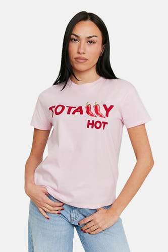 T-shirt rose à manches courtes de TALLY WEIJL, avec du texte rouge et des piments.