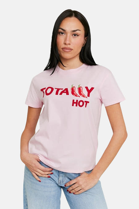 T-shirt rose à manches courtes de TALLY WEIJL, avec du texte rouge et des piments.