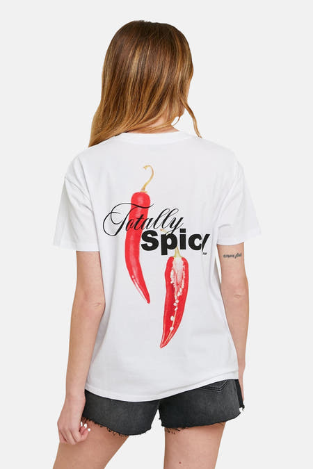 T-shirt blanc à manches courtes de TALLY WEIJL, avec une impression de piments rouges sur le dos et le texte 'Totally Spicy'.