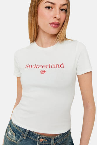 T-shirt blanc à manches courtes de TALLY WEIJL, avec du texte rouge "Suisse" et le logo cœur.