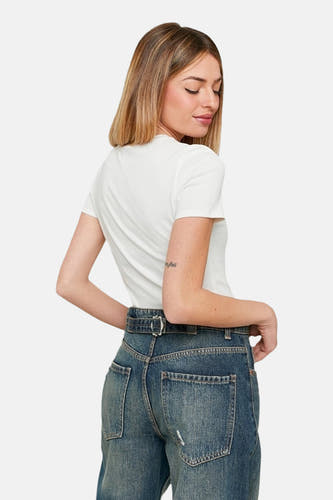 T-shirt blanc à manches courtes de TALLY WEIJL, avec un col rond et associé à un jean avec ceinture.