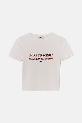 T-shirt blanc à manches courtes de TALLY WEIJL, avec du texte rouge foncé "BORN TO SCROLL FORCED TO WORK".