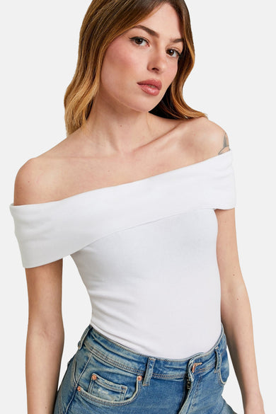 T-shirt blanc à manches courtes de TALLY WEIJL, avec un modèle sans épaules, associé à un jean.