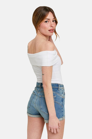 T-shirt blanc à manches courtes de TALLY WEIJL, porté avec des shorts en denim.