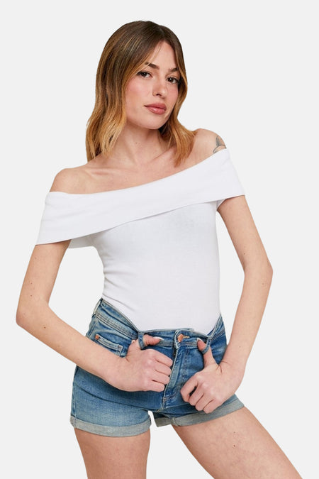 T-shirt blanc à manches courtes de TALLY WEIJL, porté avec un short de jeans bleu.