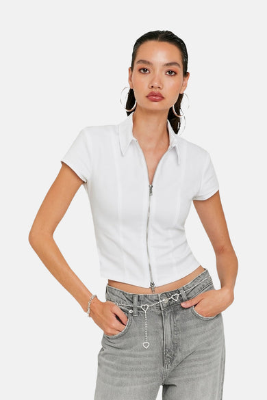 Blouse blanche à manches courtes de TALLY WEIJL, avec une fermeture éclair sur le devant.
