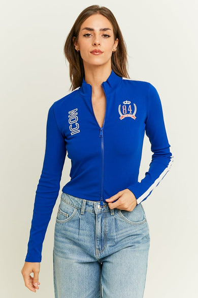 T-shirt bleu à manches longues de TALLY WEIJL, avec 'ICON' sur la manche et un blason sur la poitrine.