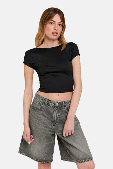 T-shirt noir à manches courtes de TALLY WEIJL, associé à un pantalon gris.