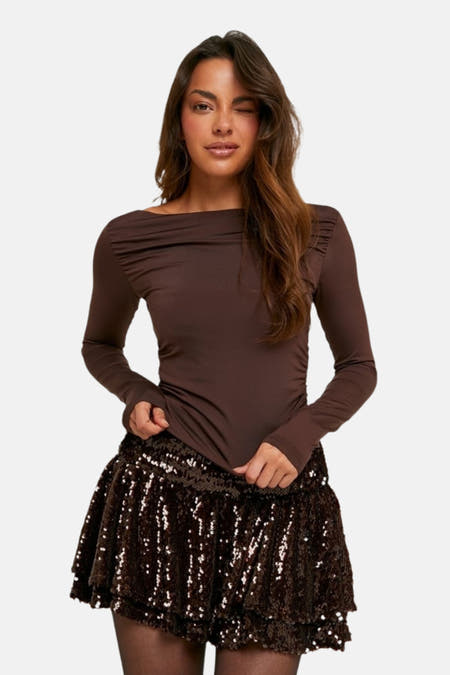 T-shirt marron à manches longues de TALLY WEIJL, avec des détails plissés et une jupe marron avec paillettes.