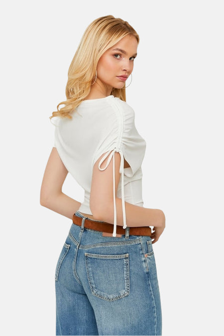 Witte korte mouwen t-shirt van TALLY WEIJL, zijwaarts, met strikdetail aan mouw, gedragen met blauwe jeans en bruine riem