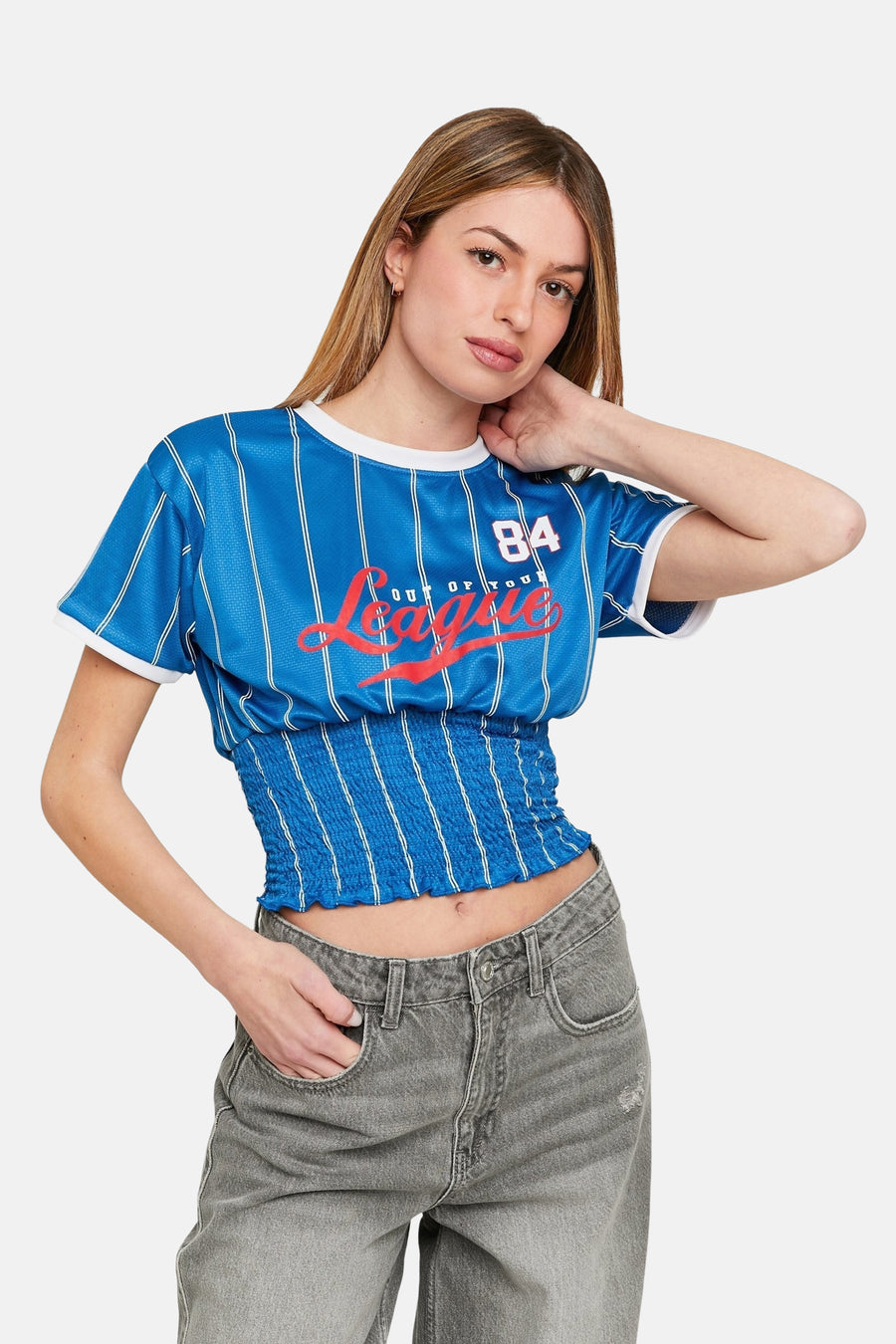 Vrouw met blauw gestreept shirt en grijze jeans.