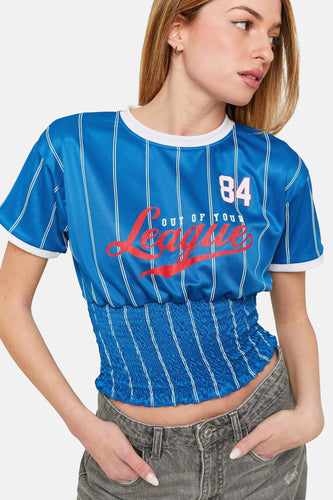 Vrouw in blauwe gestreepte crop top en grijze jeans.