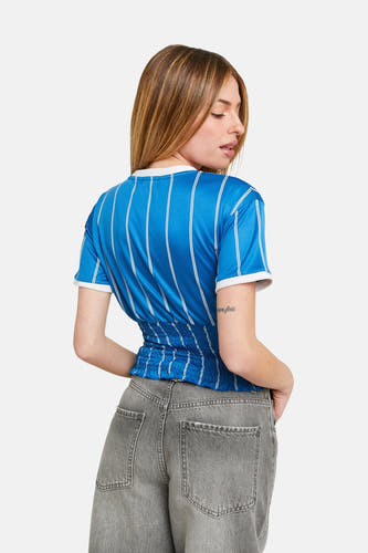 T-shirt bleu à manches courtes de TALLY WEIJL, avec des rayures blanches et des jeans gris.