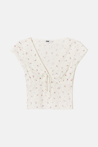 Blouse écru à manches courtes de TALLY WEIJL, avec motif de fleurs roses et détail de cordon.