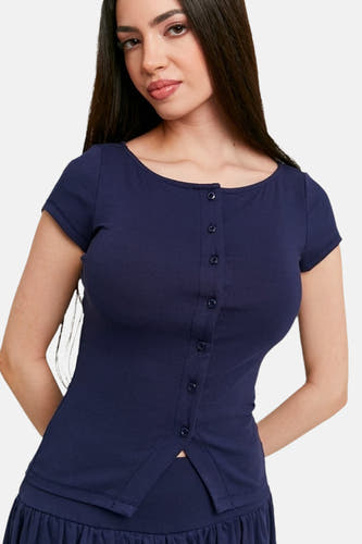 T-shirt bleu à manches courtes de TALLY WEIJL, avec col rond et fermeture à boutons sur le devant, porté avec une jupe plissée assortie.