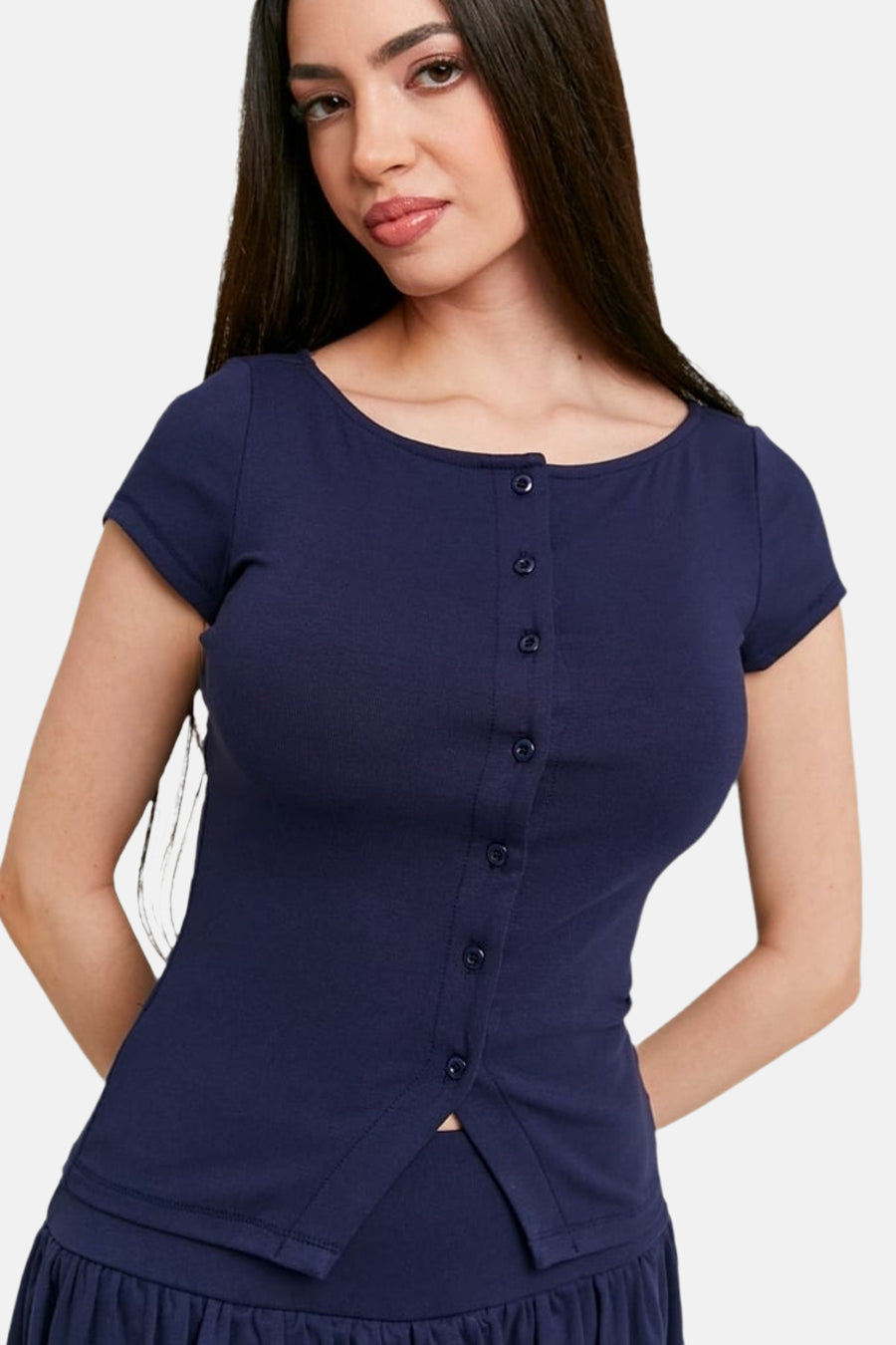 T-shirt bleu à manches courtes de TALLY WEIJL, avec col rond et fermeture à boutons sur le devant, porté avec une jupe plissée assortie.