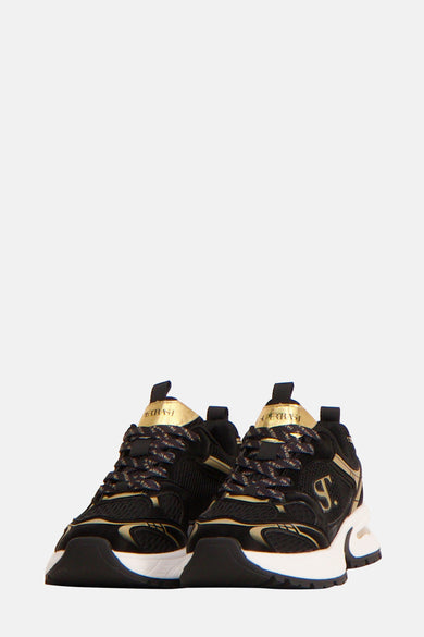 Sneakers noirs de SUPERTRASH, vus de l'arrière, avec des accents dorés sur la semelle et le dessus.