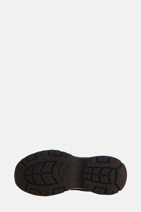 Sneakers verts de Supertrash, avec une semelle et un profil noirs, vus d'en bas.