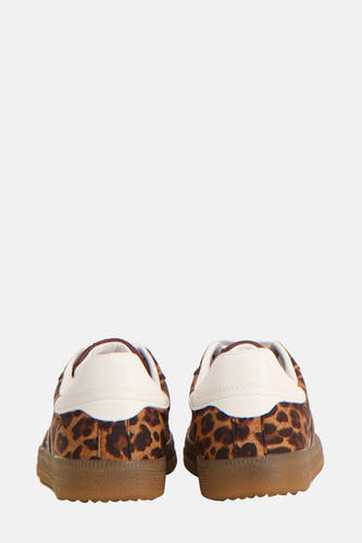 Bruine sneakers van SUPERTRASH met luipaardprint en crèmekleurige hielkap, achteraanzicht.

