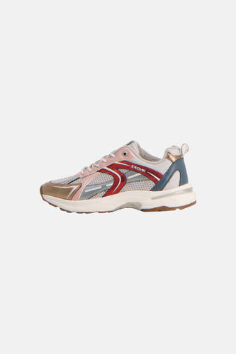 Baskets multicolores de SUPERTRASH avec des accents roses, rouges et bleus, le texte 'SUPERTRASH' sur le côté, et une semelle blanche épaisse, vue de profil.