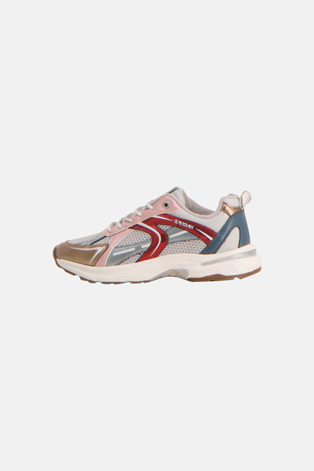 Baskets multicolores de SUPERTRASH avec des accents roses, rouges et bleus, le texte 'SUPERTRASH' sur le côté, et une semelle blanche épaisse, vue de profil.