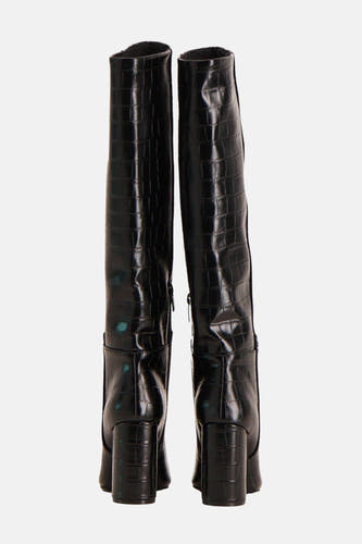 Bottes noires de SUPERTRASH avec imprimé crocodile et semelle compensée, vues depuis l'arrière.