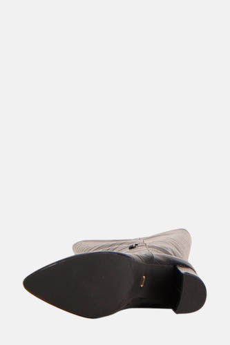 Bottes noires de SUPERTRASH, avec nez pointu et semelle épaisse, vues d'un bas niveau.