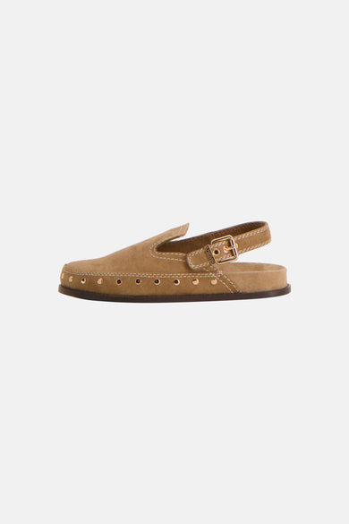 Sandales en daim marron de SUPERTRASH avec bride à boucle et clous métalliques sur le côté, vue de profil.