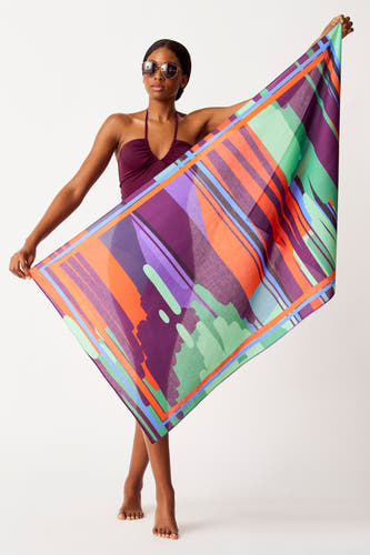 Maillots de bain multicolores SUNSET STUDIO, avec un motif géométrique frappant, portés par un modèle en maillot de bain sombre.