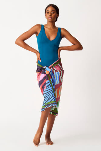 Maillots de bain multicolores SUN SUNSET STUDIO, avec une serviette à nouer avec différents motifs.