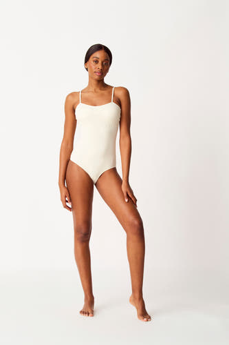 Pack de blanc SUNSET ST SUN,, sans sans,, porté par un modèle sur un fond blanc.
