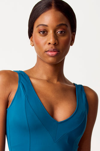 Vrouw in blauw badpak.