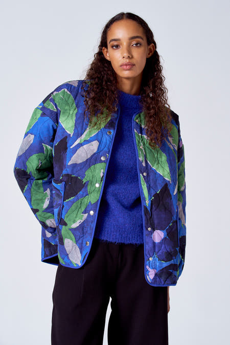 Manteau court multicolore de SUNSET STUDIO, avec motif floral et motif brodé, vu de derrière.