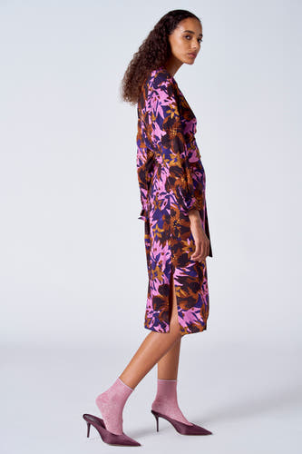 Multikleurige jurk met lange mouwen van SUNSET STUDIO, met bloemenprint en een split aan de zijkant.
