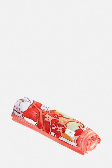 Maillot de bain orange de SUNSET STUDIO, avec un motif abstrait et une douce texture, en gros plan.