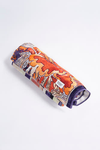 Maillots de bain orange de SUNSET STUDIO, avec un motif floral frappant en rouge, orange et violet.