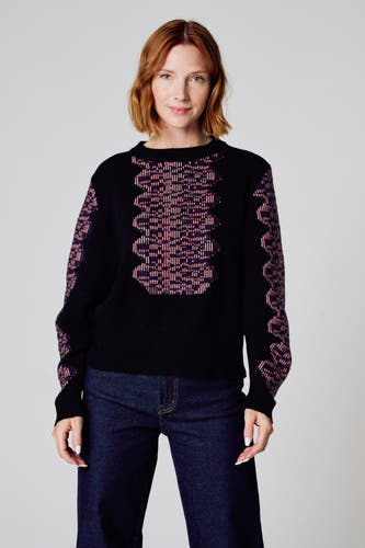 Pull noir avec col rond de Clouds of Fashion, avec un motif graphique en violet et rose.