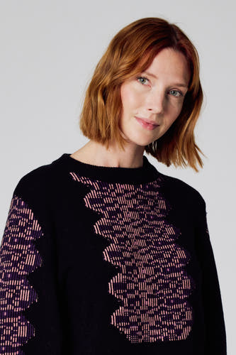 Gilet noir avec col rond de Clouds of Fashion, avec un motif violet et rose sur le devant et les manches.