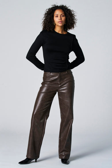 Pantalon brun d'Astrid Black Label, porté avec un haut noir et des escarpins noirs.