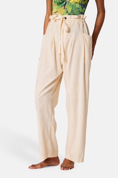 Pantalon beige de SUNSET STUDIO, avec une coupe décontractée, une poche arrière en papier et un cordon de ceinture.